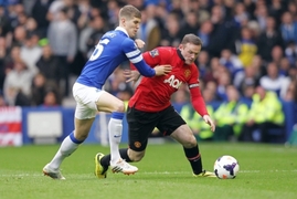 Wayne Rooney v zápase s Evertonem.