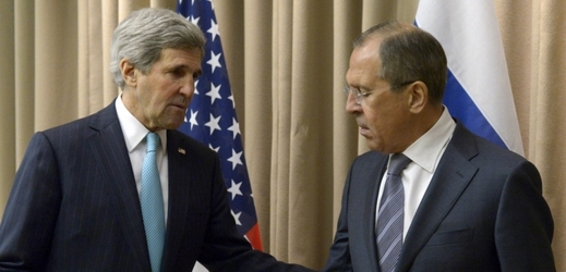 Šéf americké diplomacie John Kerry (vlevo) se Sergejem Lavrovem.