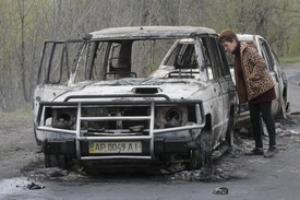Vyhořelá auta po incidentu u Slavjansku.