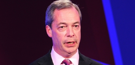 Nigel Farage čelí před evropskými volbami útokům ze všech stran.