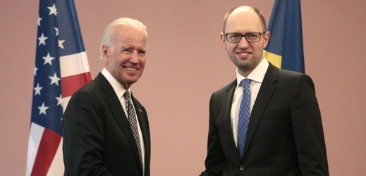 Americký viceprezident Joseph Biden (vlevo) a ukrajinský premiér Arsenij Jaceňuk.
