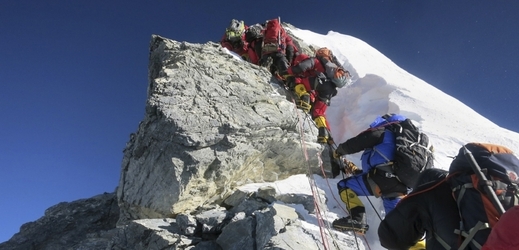 Bez podpory šerpů je pro většinu z výprav nemožné vrcholu Mount Everestu dosáhnout.