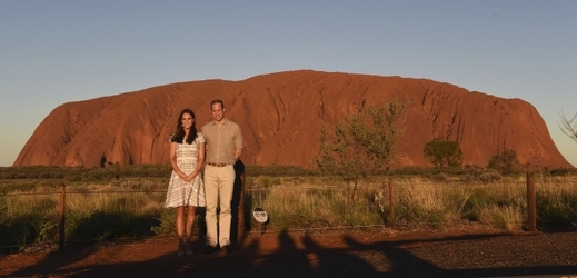 Nejsledovanější aristokratický pár současnosti před posvátnou horou Uluru.