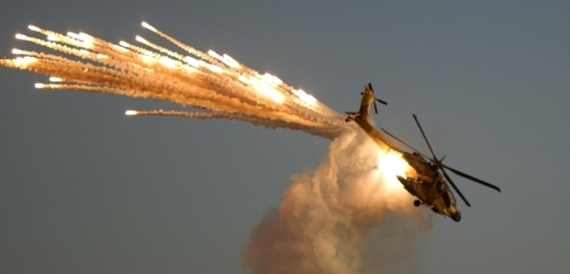 První dodávkou bude desítka bojových vrtulníků Apache.