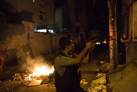 Obyvatelé chudinských čtvrtí se bouří proti tvrdým zásahům policie.