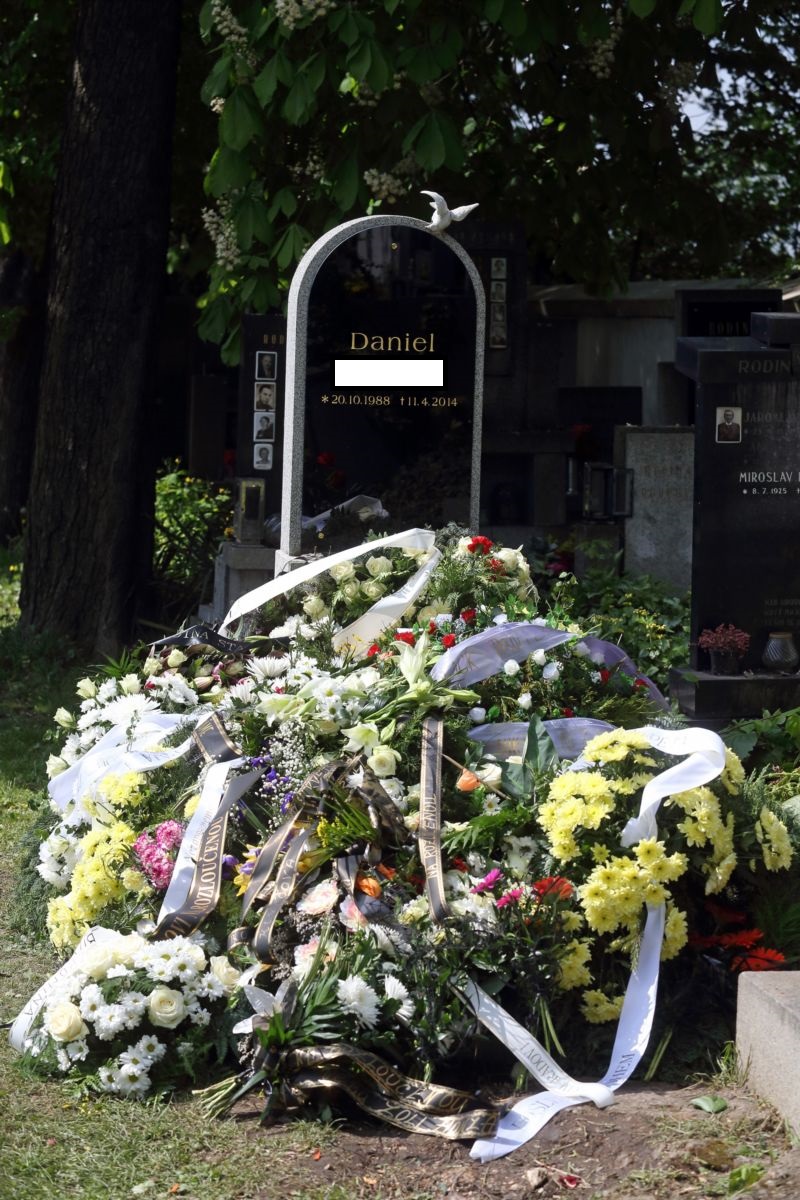 Danielův hrob byl zasypaný květinami.