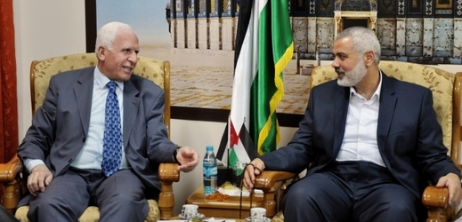 Zástupce Fatahu Azzám Ahmad (vlevo) a premiér v Gaze Ismaíl Haníja.