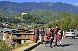Pro malé Bhútánce už jsou mobily běžnou záležitostí.