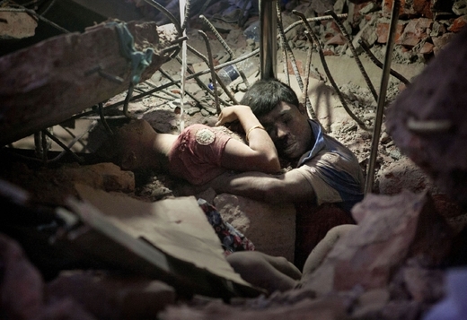 Romea Julie z Dháky. Muža a žena zahynuli v obětí v troskách textilky.