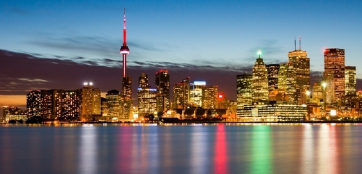 Vychutnat si atmosféru kanadského Toronta můžete při noční procházce s fotografem, který zdokumentuje ty nejlepší okamžiky a podělí se s vámi o zajímavostech známých míst. Prohlídky organizuje společnost Live Toronto. (Foto: Shutetrstock.com)