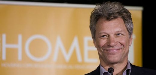 Jon Bon Jovi nemyslí jen na sebe a svůj úspěch, prostřednictvím své nadace teď chce pomoct lidem bez střechy nad hlavou.