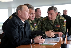 Putin se svým ministrem obrany na manévrech (ilustrační foto).