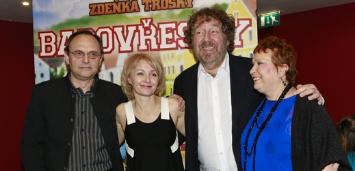 Hvězdy filmu Babovřesky 2 s režisérem Zdeňkem Troškou.