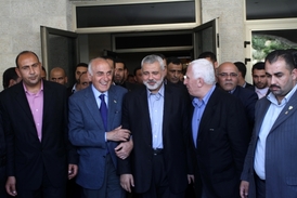 Zástupci Fatahu a Hamasu po jednání v Gaze.