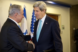 Izraelský premiér Benjamin Netanjahu (vlevo) ve středu americkému ministru zahraničí Johnu Kerrymu řekl, že "jde o návrat Palestinců k jejich typickému chování - o útěk ve chvíli, kdy se musejí rozhodnout".