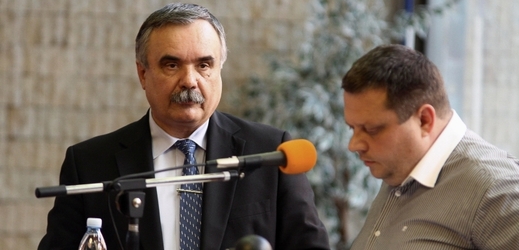 Primátor Mostu Vlastimil Vozka (vlevo) poslouchá projev radního Jan Syrového na jednání zastupitelstva.