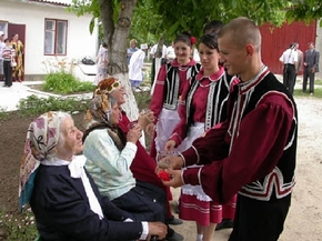 Gaugazská mládež s babičkami v krojích.
