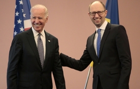 Premiér Jaceňuj jako americká loutka? Na snímku s viceprezidentem USA Bidenem v Kyjevě.