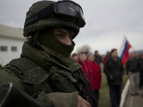 Maskovaní ozbrojenci na Krymu byli zčásti ruští vojáci.