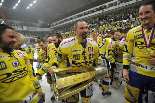 Zlínští útočníci (vpředu zleva) Marek Melenovský, kapitán Zlína Petr Čajánek a Jiří Ondráček slaví mistrovský titul.