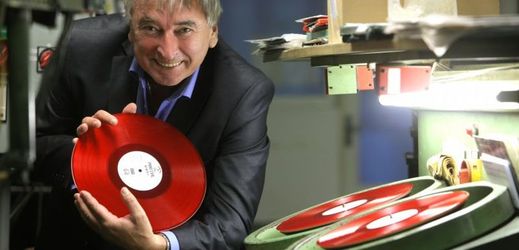 Zdeněk Pelc z firmy GZ Digital Media v Loděnici u Berouna ukazuje výrobu vinylových desek. 