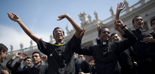 Statisíce poutníků zaplní v neděli Svatopetrské náměstí a jeho okolí ve Vatikánu.