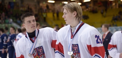 Čeští hokejisté Michael Špaček (vlevo) a Filip Chlapík se stříbrnými medailemi z mistrovství světa.