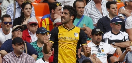 Záložník Atlética Madrid Raul Garcia se raduje z gólu proti Valencii.