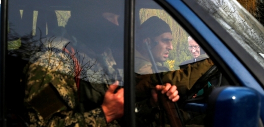 Členy mise, mezi nimiž je i příslušník české armády, zadrželi v pátek proruští ozbrojenci.