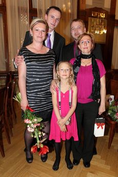 Jaroslav Henzl se svou partnerkou (vlevo) a Petra Mauerová s dcerou a manželem.