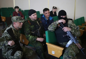 Proruští ozbrojenci na tiskové konferenci o zajatcích z OBSE.