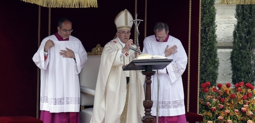 Papež František při obřadu kanonizace. (Foto: ČTK/AP Photo/ Alessandra Tarantino)