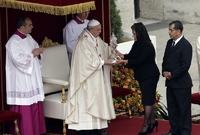 Papež František přebírá relikvii Jana Pavla II. (Foto: ČTK/AP Photo/ Alessandra Tarantino)