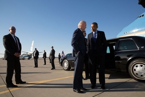 Obama (vpravo) v rozhovoru se svým viceprezidentem Bidenem.