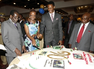 Prezident Mugabe (vlevo) slaví devadesátiny. Vedle něj manželka Owife Grace Mugabová a syn Robert Mugabe junior.