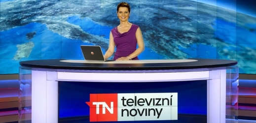 Moderátorka Markéta Fialová v hlavní zpravodajské relaci TV Nova.