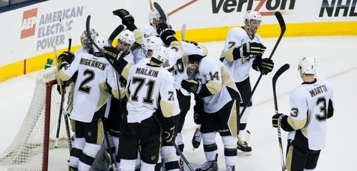 Hokejisté Pittsburghu postoupili do druhého kola play-off NHL, když v pondělním utkání zvítězili na ledě Columbusu 4:3 a vyhráli celou sérii 4:2 na zápasy.