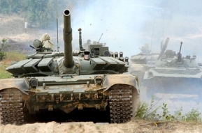 Ruské tanky při manévrech na západě země.