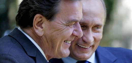 Přátelé Schröder (vlevo) a Putin roku 2005.