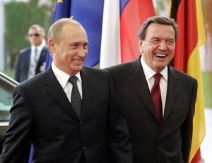 Putin (vlevo) a Schröder roku 2004 v Paříži.