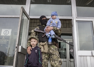 Oblíbený fotomotiv. Proruští aktivisté před obsazenými budovami. Na snímku v Kostantinovce.