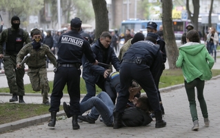 Proruští aktivisté v Doněcku napadají účastnícky proukrajinské demonstrace.