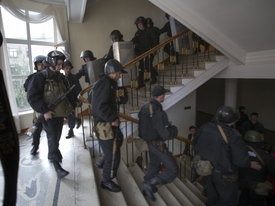 Ukrajinští policisté opouští jednu z budov, kterou obsadili proruští separatisté.