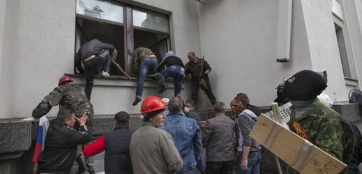 Proruští aktivisté obsadili v Luhansku několik úředních budov.
