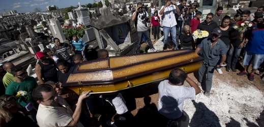 Pohřeb Arlindy Bezerrové zabité při víkendové přestřelce v jednom ze slumů.