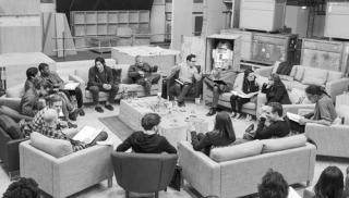 Režisér J.J. Abrams vypustil společnou fotku herců nové trilogie Star Wars.