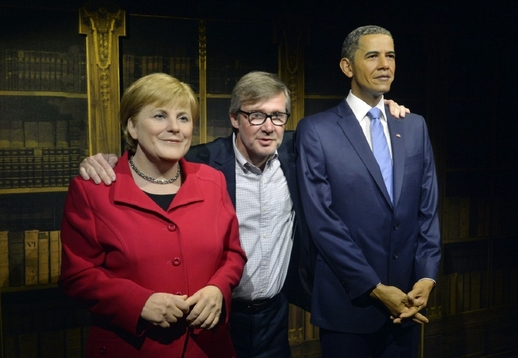 Ředitel muzea Heinrich Homola s figurínami Baracka Obamy a Angely Merkelové. (Foto: ČTK/Michal Doležal)