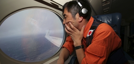 Letecké pátrání po troskách pohřešovaného malajsijského Boeingu 777 na hladině Indického oceánu skončilo bez výsledku.