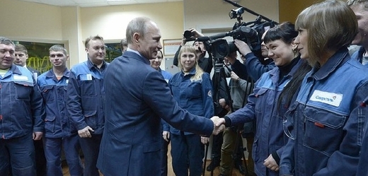 Putin mezi pracovníky továrny v Čerepovci (ilustrační foto).