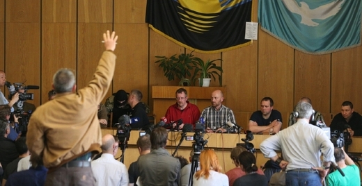 Tiskovka se zadržovanými pozorovateli OBSE.
